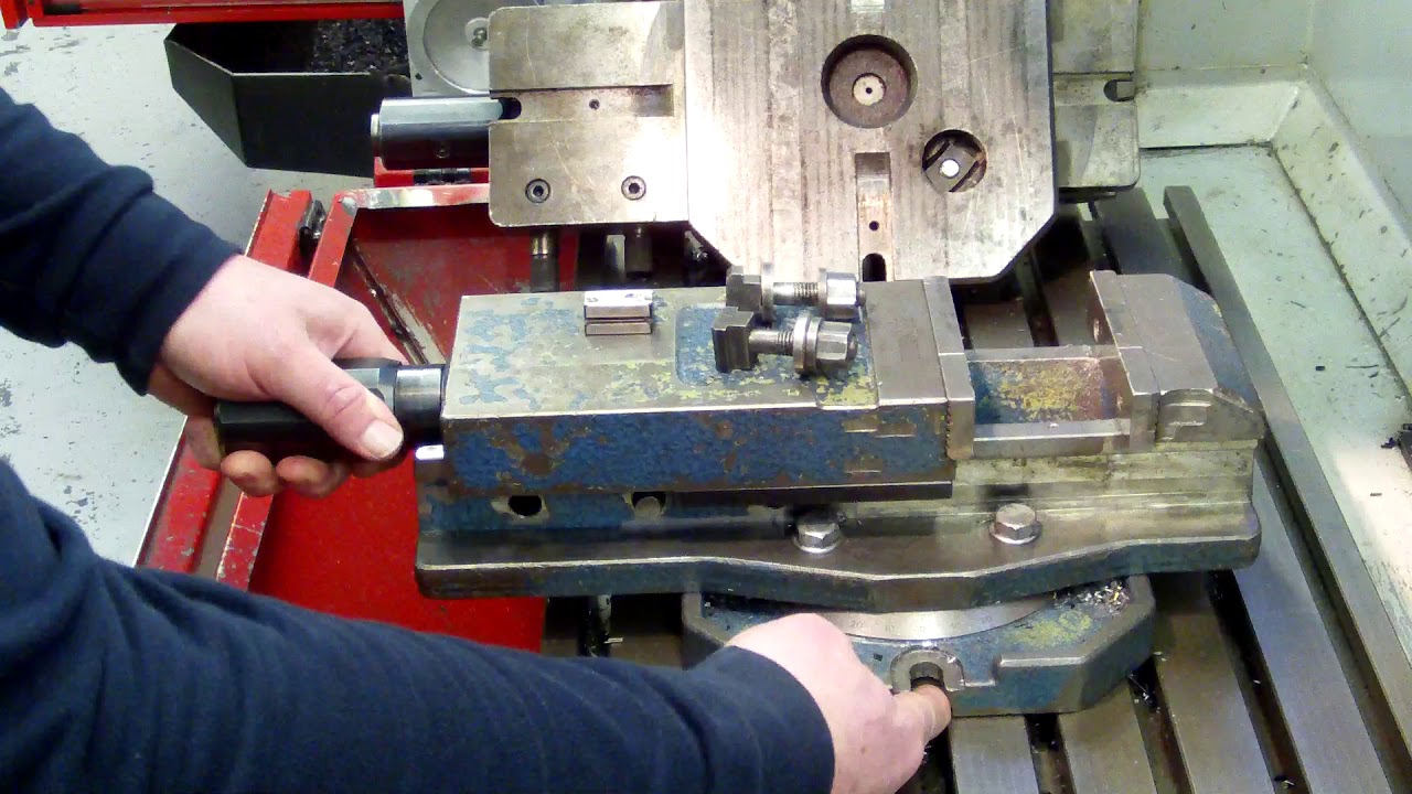 Einweisung Fräsmaschine 1 Schraubstock aufsetzen