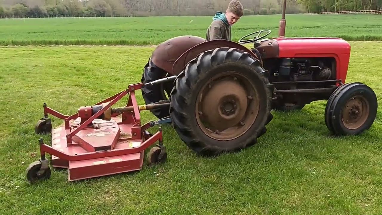 Ferguson 35 Mowing with finishing mower