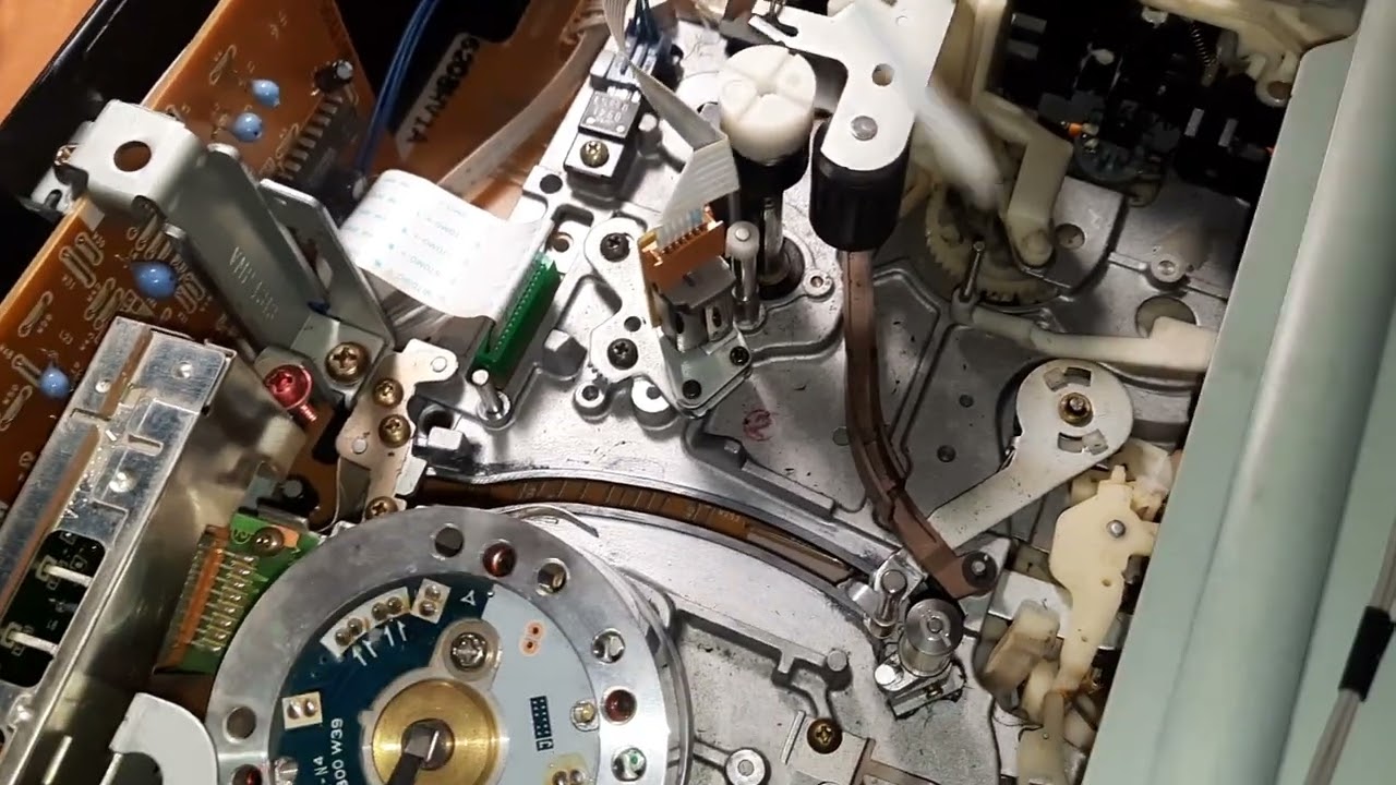 Чистим бвг на видео магнитофоне Panasonic и лентопротяг спиртом