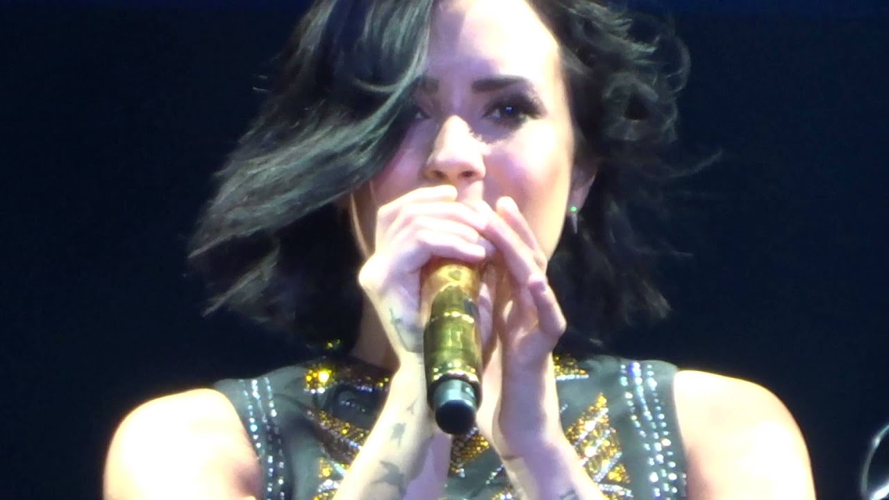 Demi Lovato - Skyscraper + Give Your Heart A Break: Live in Manila