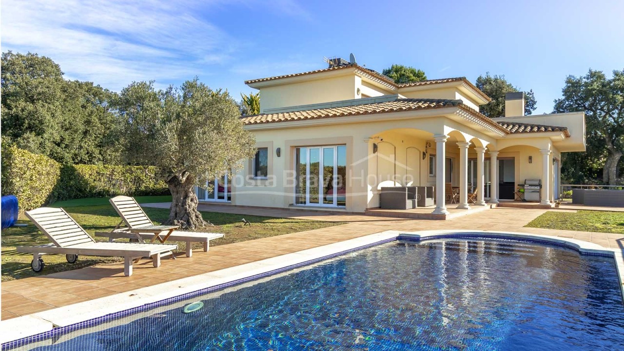 Casa unifamiliar en venta Begur con piscina climatizada, 5 dormitorios, garaje y gimnasio | Ref 3073