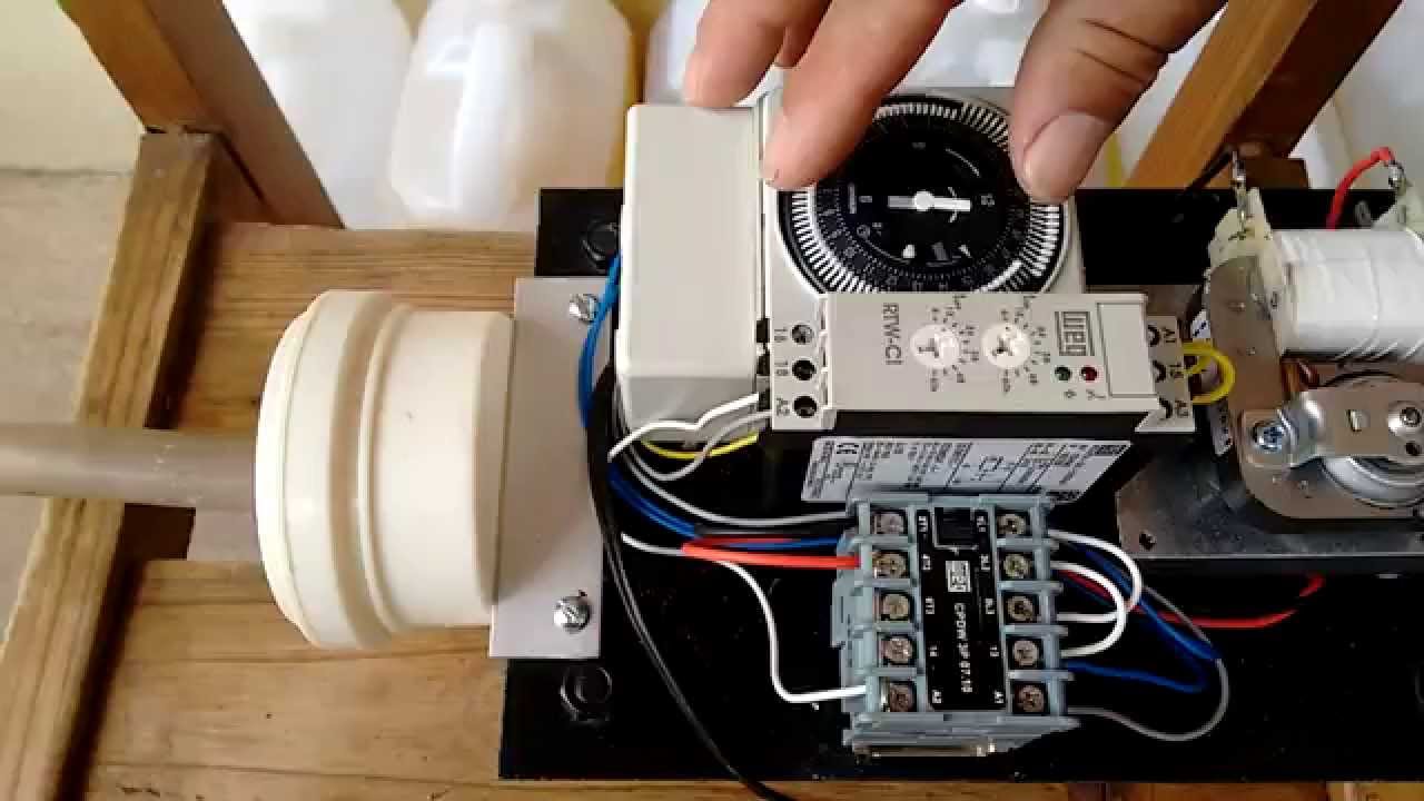 Alimentador automatico para rãs ou simulador de larvas