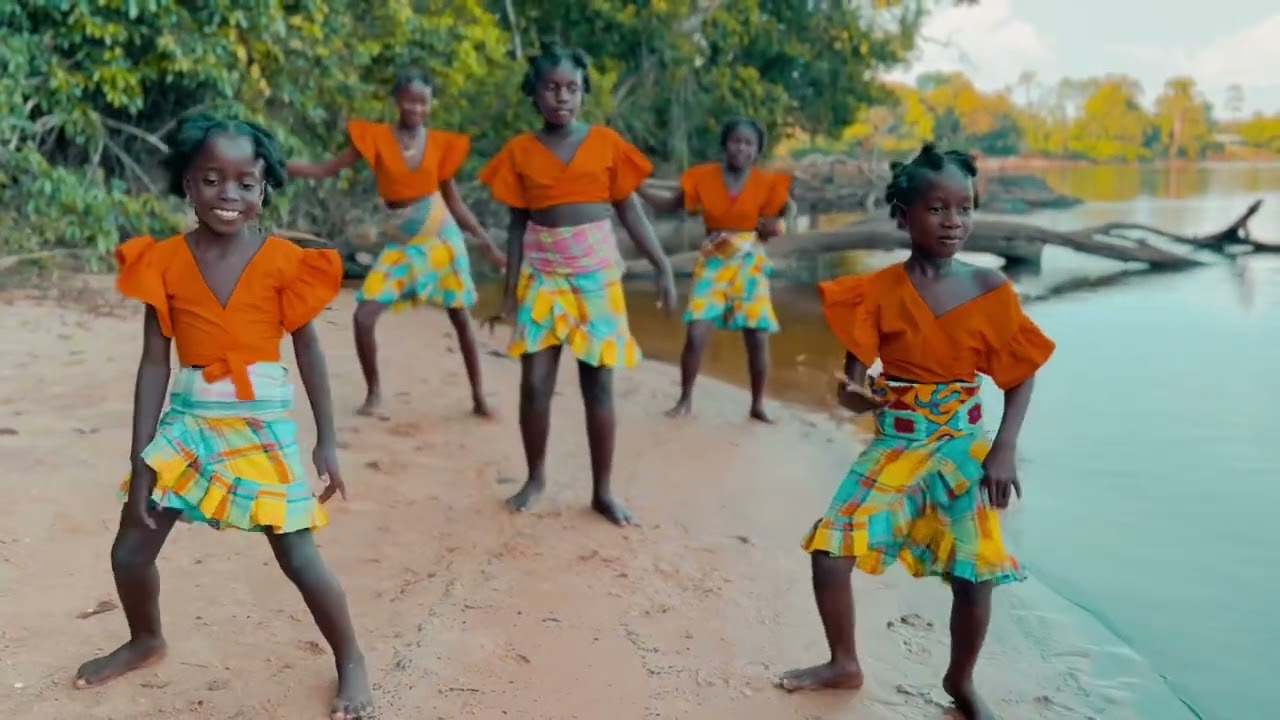 Fally man- seeka // the girls from goejaba