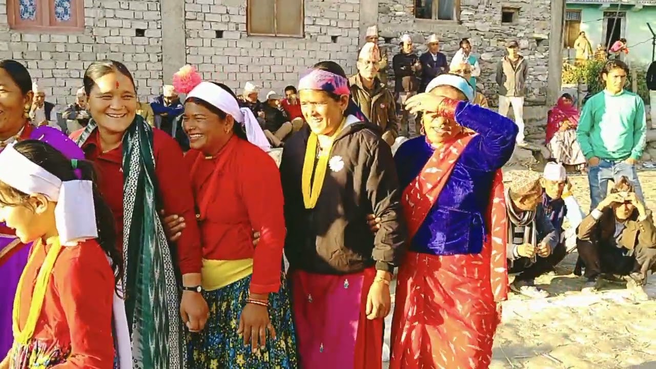 नौ बर्षे बालिका सुजाता र केशब बिस्ट बिचकाे घम्साघम्सि देउडा,जसमा बिकट सैपाल गाउपालिकाकाे वर्णन ,,,