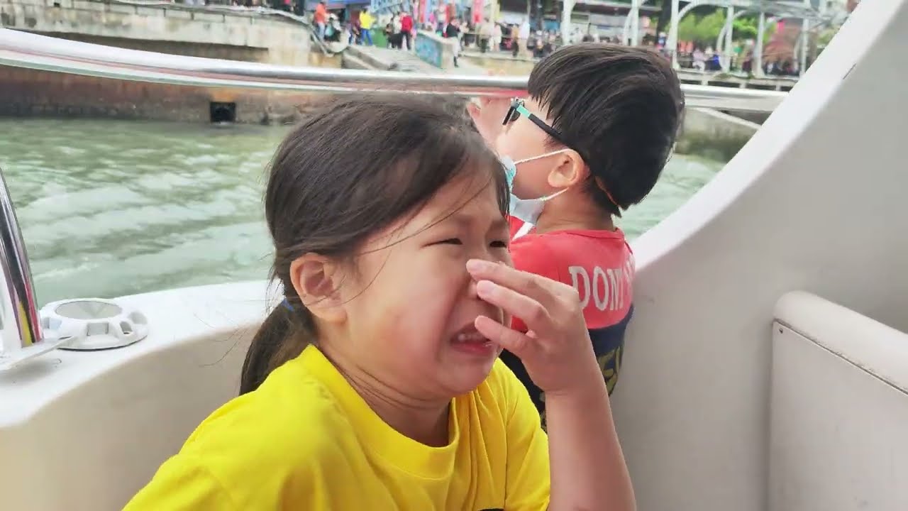 姐弟搭淡水河渡船要去八里，沿途風景超級漂亮