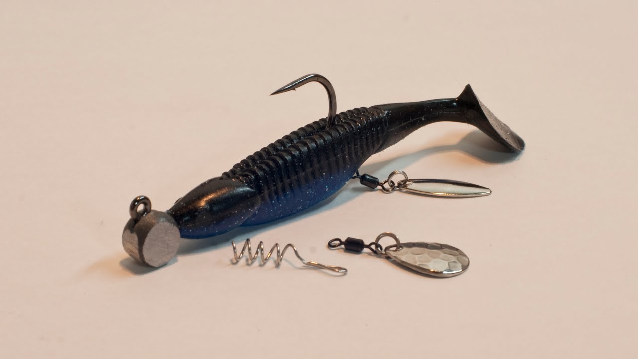Attach a Blade to a Plastic Worm. / ワームにブレードを取り付ける。