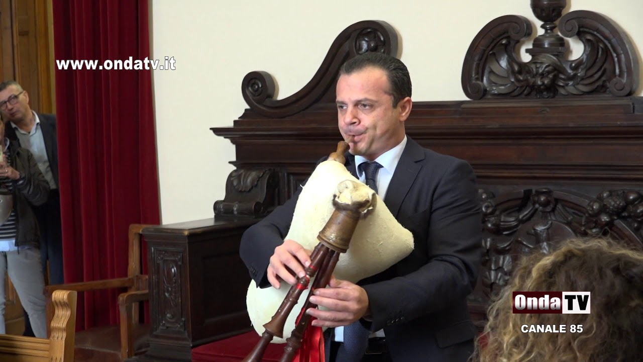 Il Sindaco di Messina suona la Ciaramedda durante la conferenza stampa