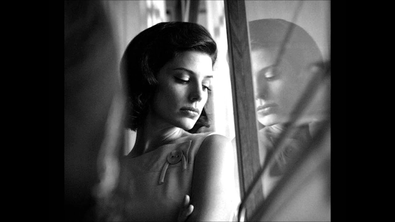Zou Bisou Bisou - Jessica Pare