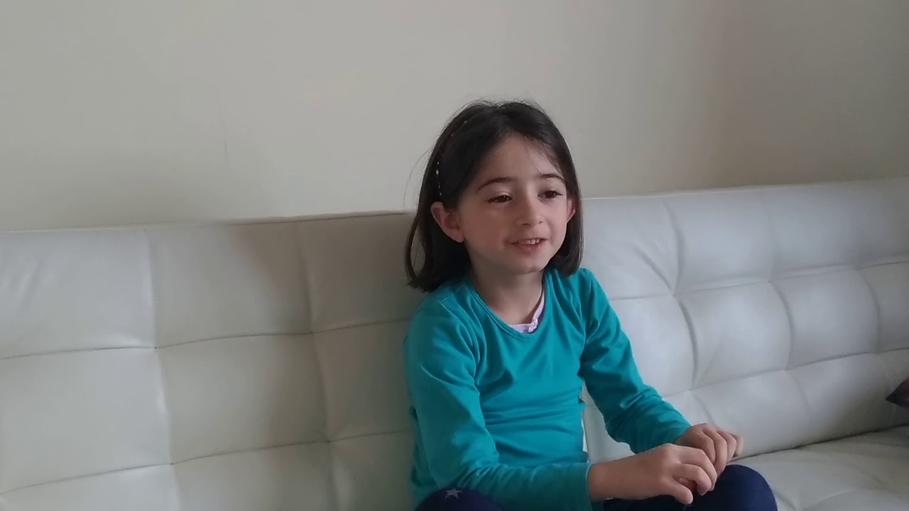 Little girl (6 years old) speaks Italian, Portuguese and English. She is bilingual / trilingual.