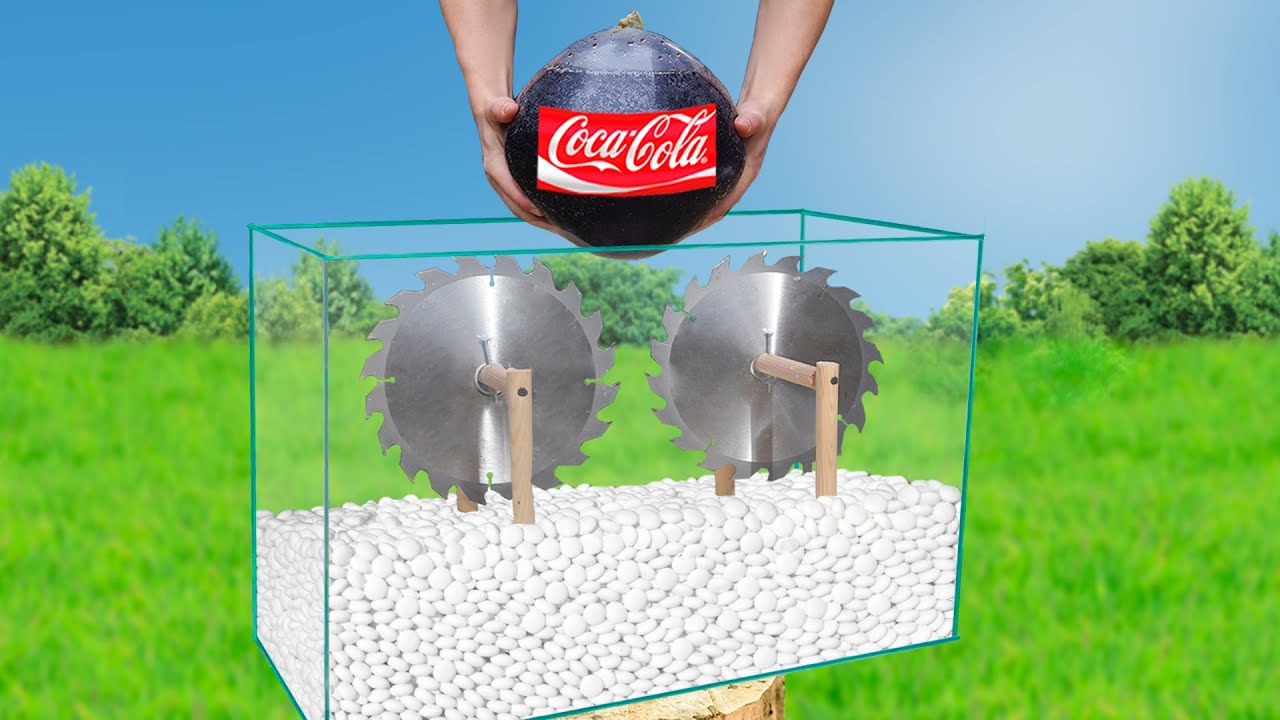 Experiment: Giant Coca Cola Balloon VS Mentos