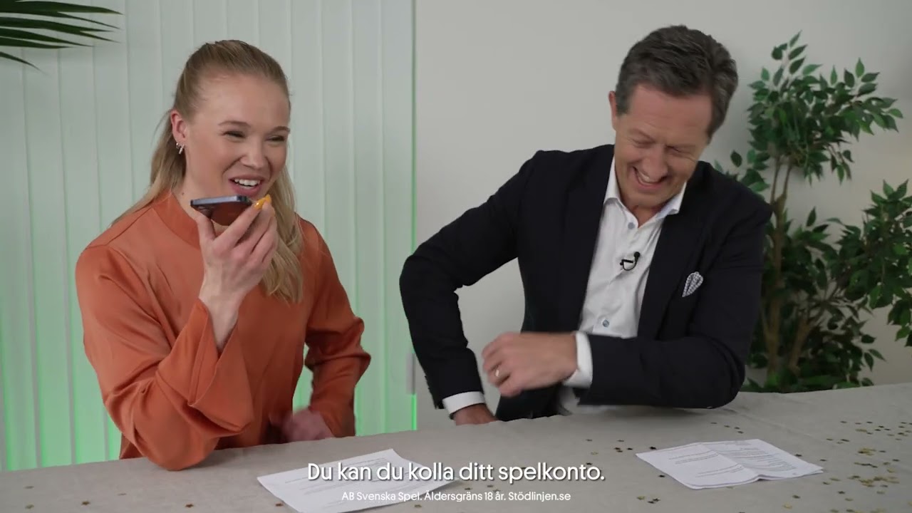 Jonna Sundling och Jonas Björkman gratulerar miljonvinnare