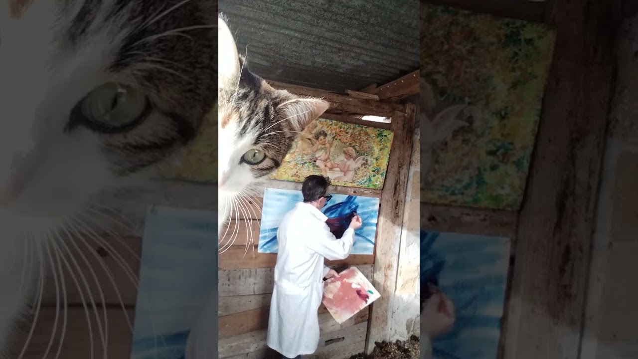 Creare la realtà. L ' artista Helon è dentro la stalla del  suo cavallo e Crea la realtà dipingendo.