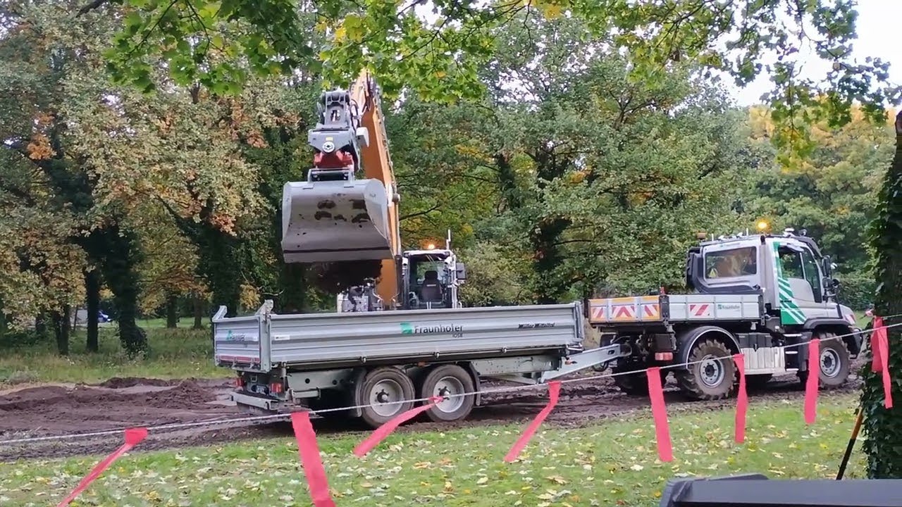 Autonome Baustelle live: Unimog und Bagger arbeiten selbstständig