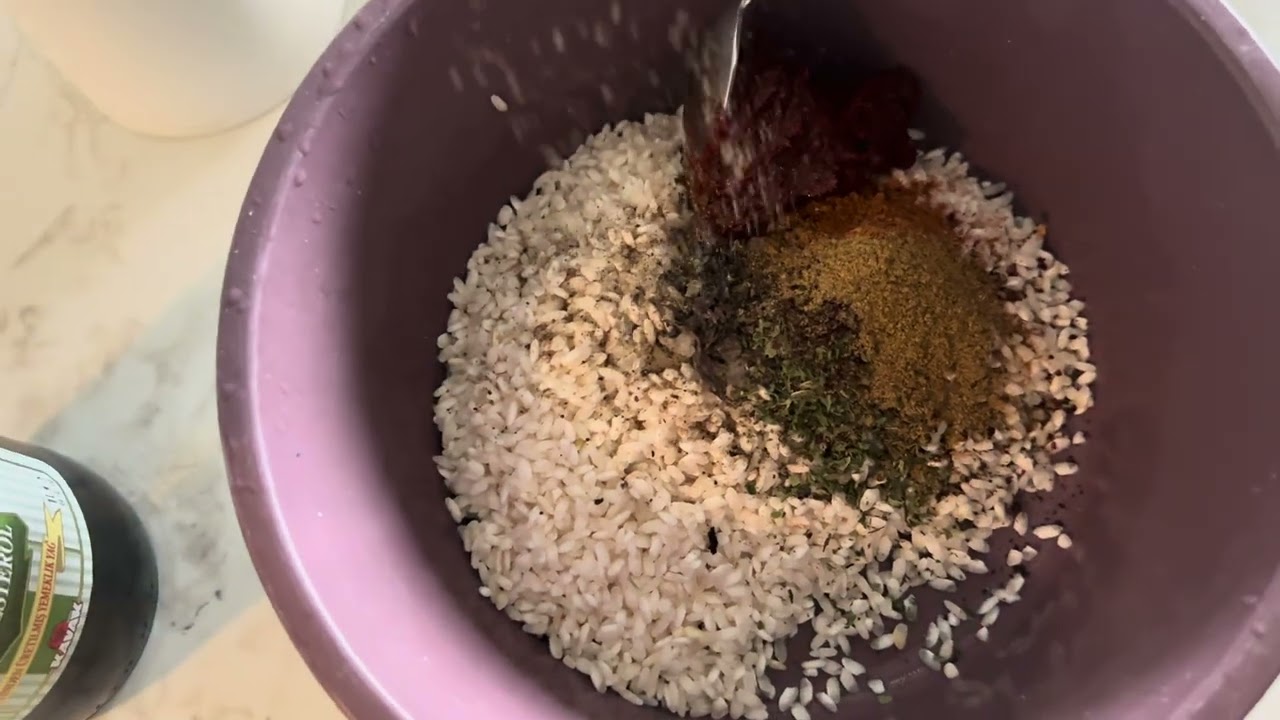 Bugün akşam yemeği için soğan 🧅 dolması yaptım, yemeğimiz pişerken kızımla çizgi film izledik 🍿