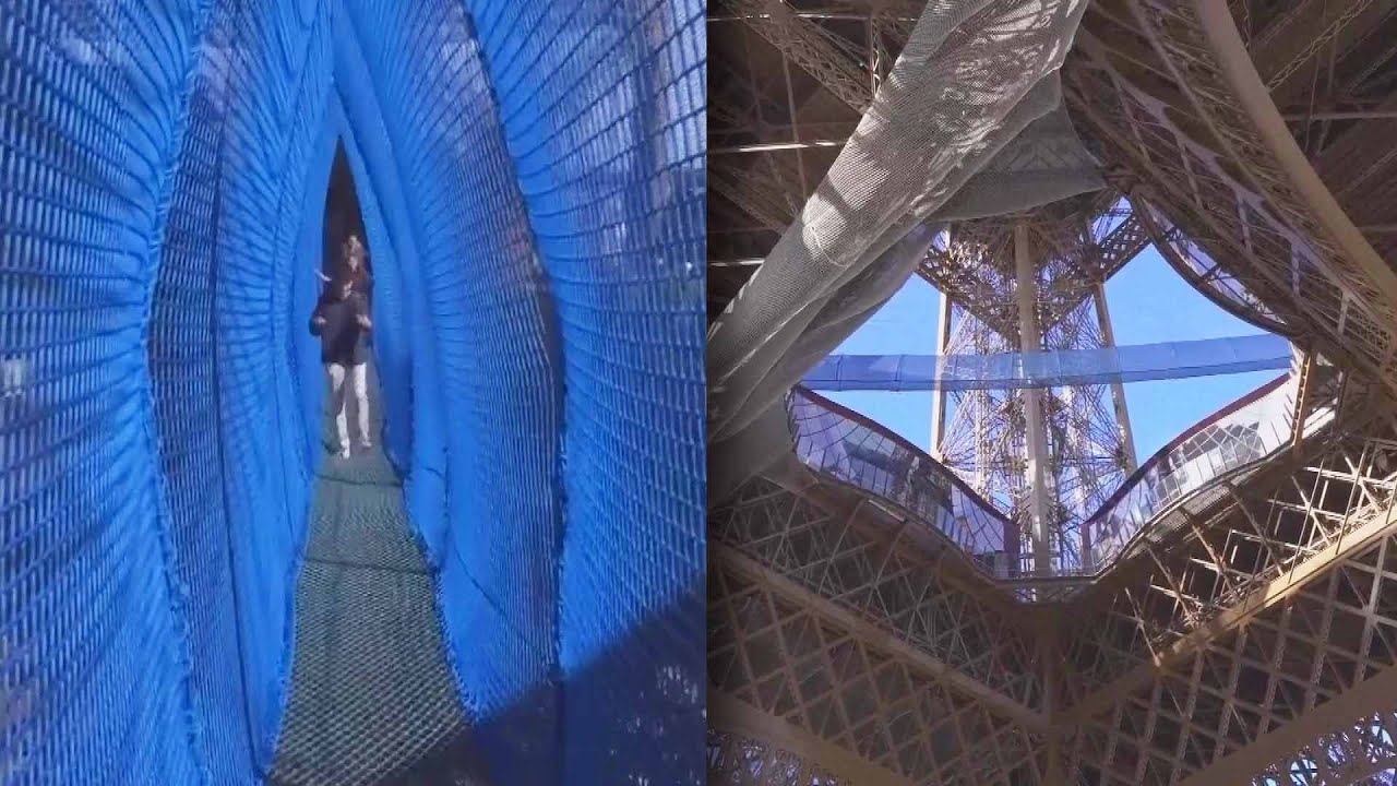 Посетители, преодолев головокружение, поднялись на Эйфелеву башню, чтобы полюбоваться новым видом...