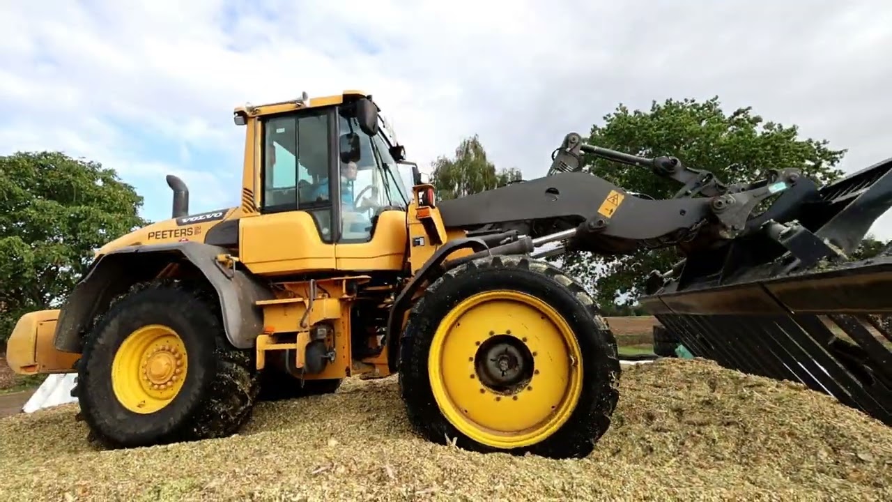 Volvo l70 G Radlader, Deutz Oldtimer, Deutz - Fahr AgroStar 4.61 auf dem Silagehaufen.