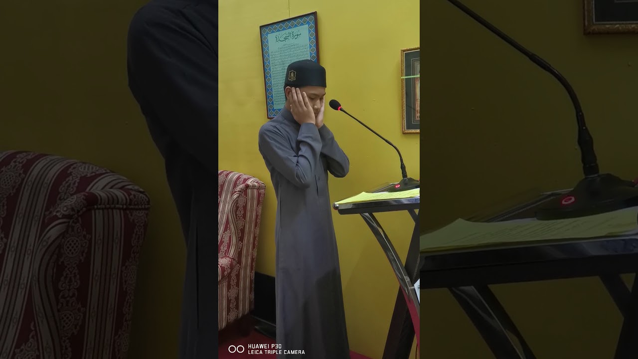 Adik Faris Farhan Azan di Masjid An-nur.