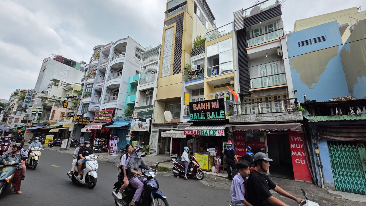 Không thể ngờ nhà mặt tiền quận 10 mà giá rẻ như thế này, chủ đi nước ngoài muốn bán nhanh