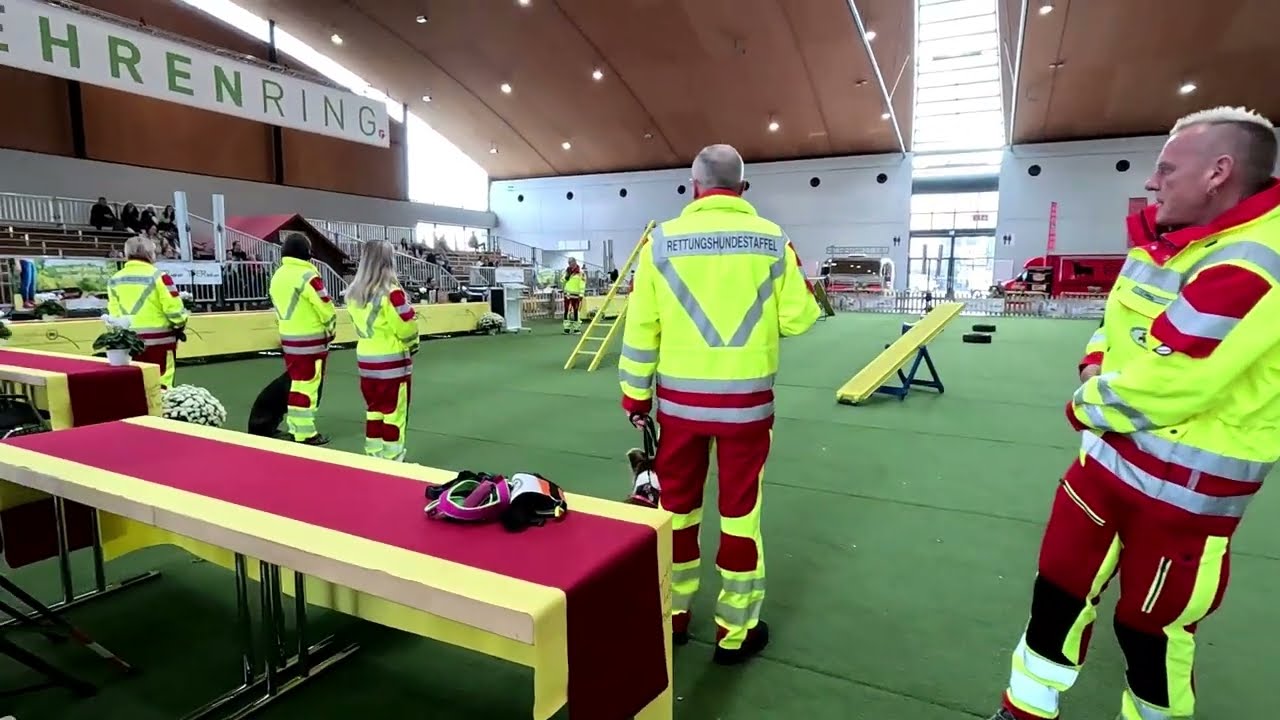 Tierisch gut 2024 Messe Karlsruhe. Vorführung der Rettungshundestaffel Enzkreis