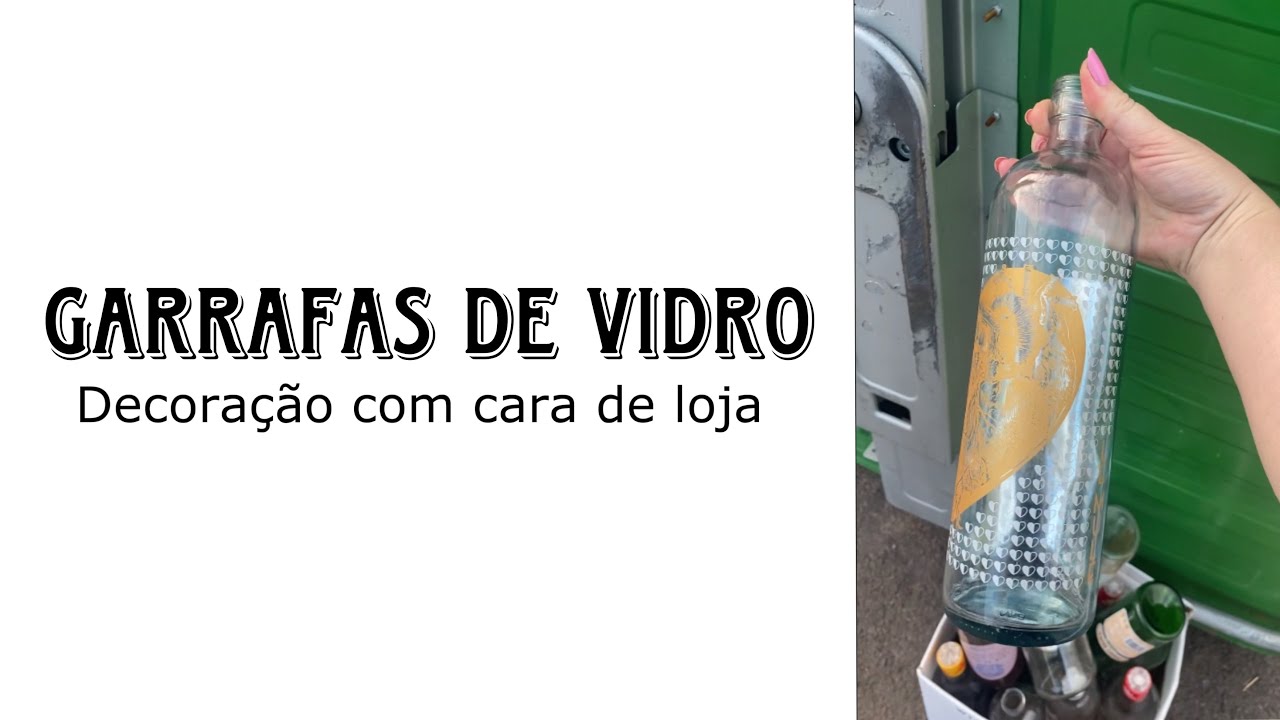 Decoração com garrafas de vidro.