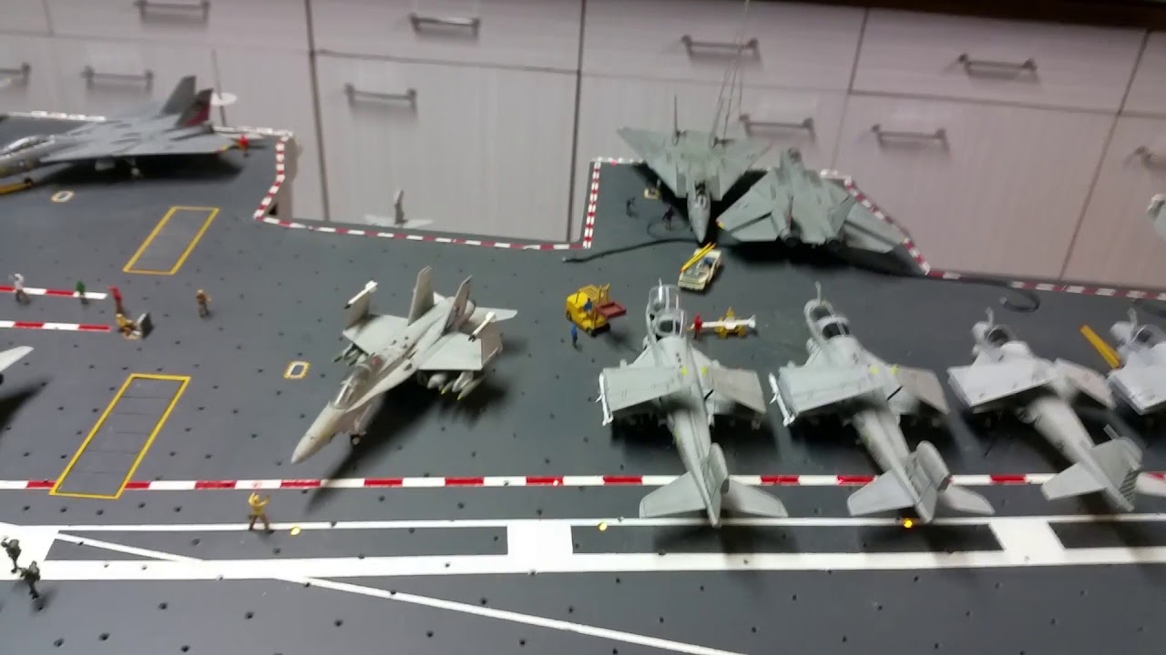 USS NIMITZ CVN 68 et USS MISOURI BB63 1/144.