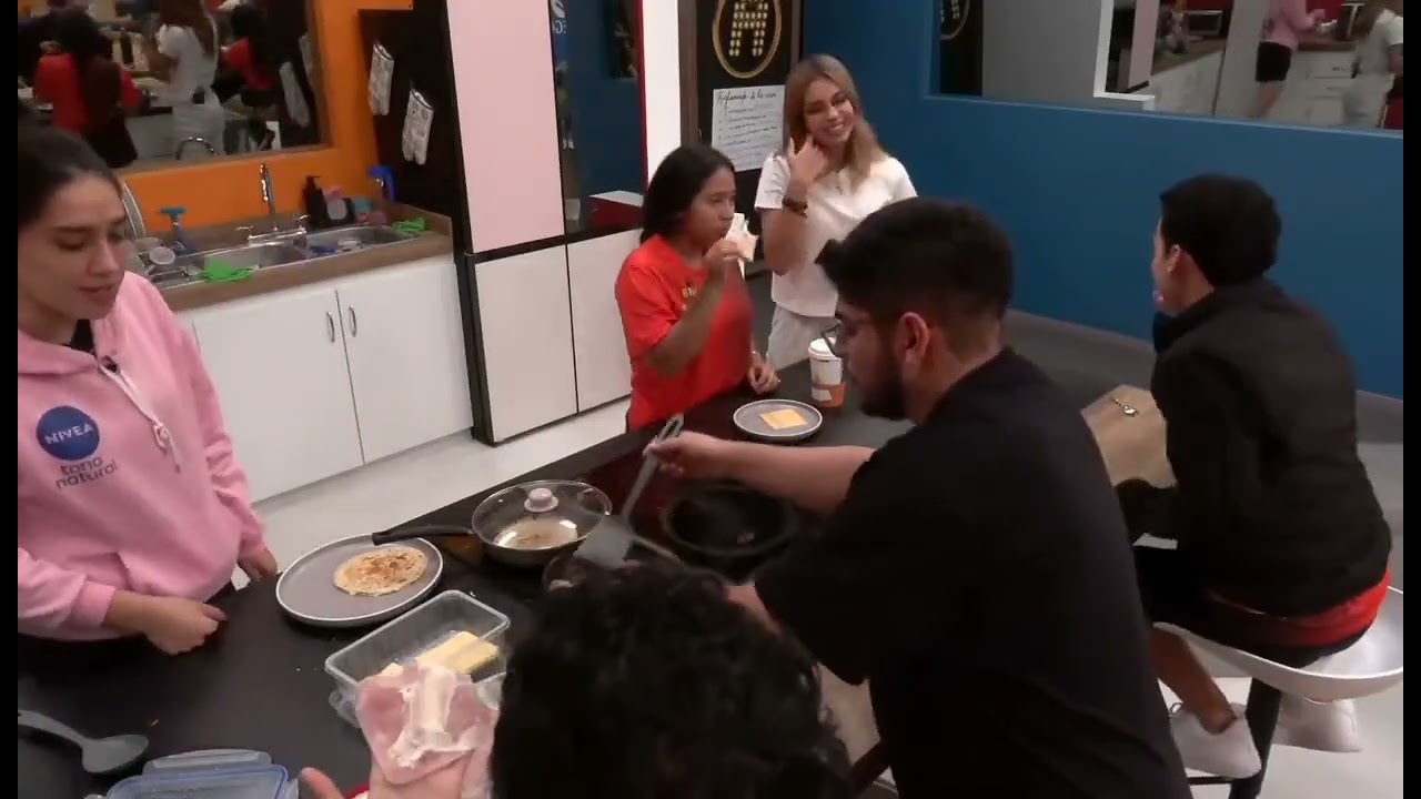 Mar y Mario peleando por la cena