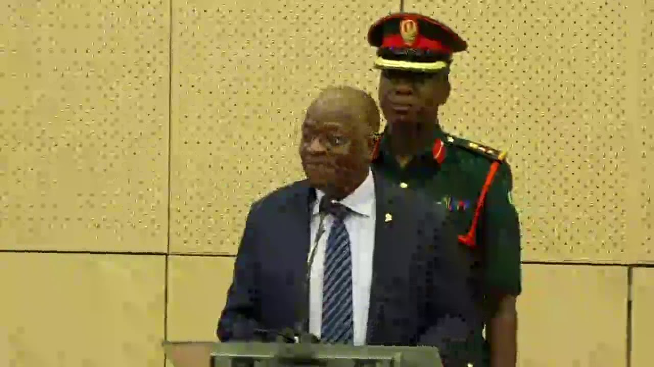 MAGUFULI ALIVYOMPIGIA SIMU KENYATTA IKULU KUTHIBITISHA KUPOKEA MADINI