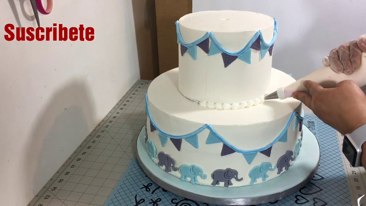 Decorando pastel de baby elefante en chantilly decoraciones en fondant.