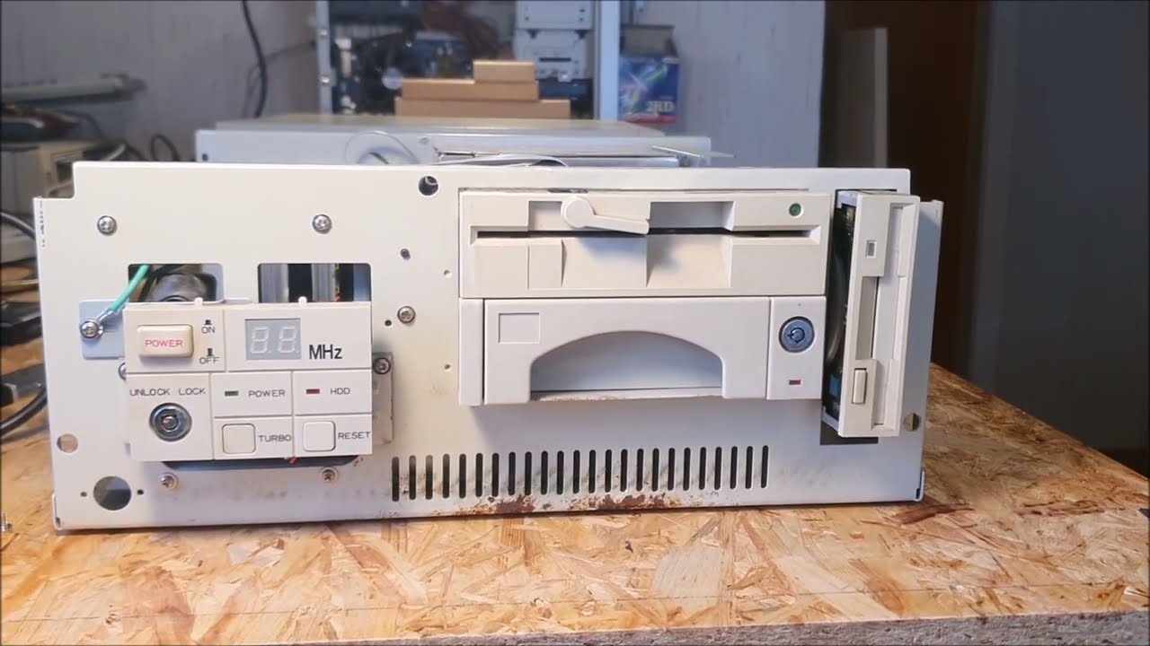 Alter PC Highscreen Intel 386 SX mit Säure Schaden