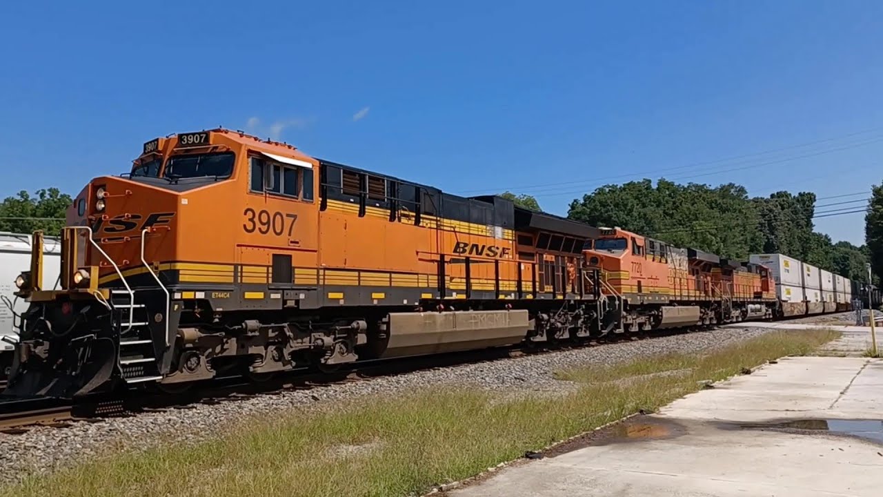Fantastic Beasts returns! Aggressive #283 Leaders!  BNSF #3907 & BNSF #6713