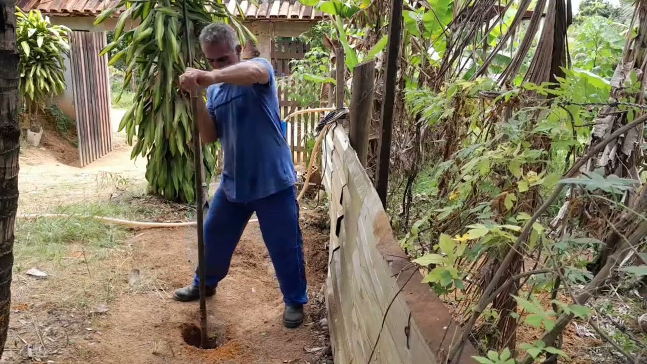Perfuração de poço semi-artesiano com trado de modo Raiz