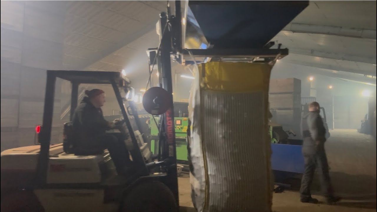 Filling 1.25Ton bags with Tatties 