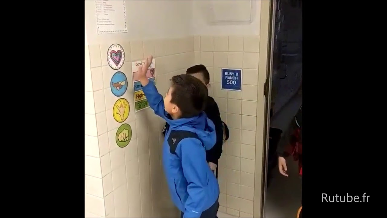 Rutube un câlin ou un check avant d’entrer en classe
