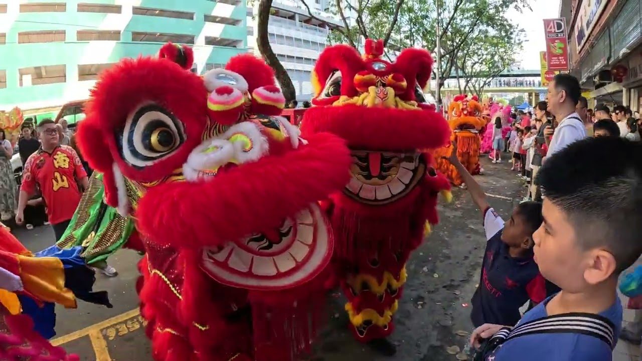 lion dance shop blessing at gaya street