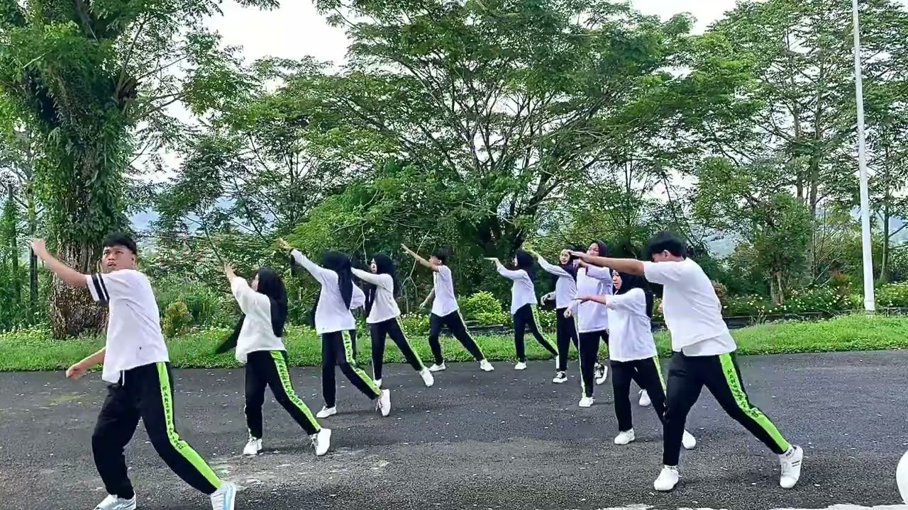 Senam kreasi kelompok 2 tugas praktik mata pelajaran PJOK. Kelas Xii kelompok 1 ,