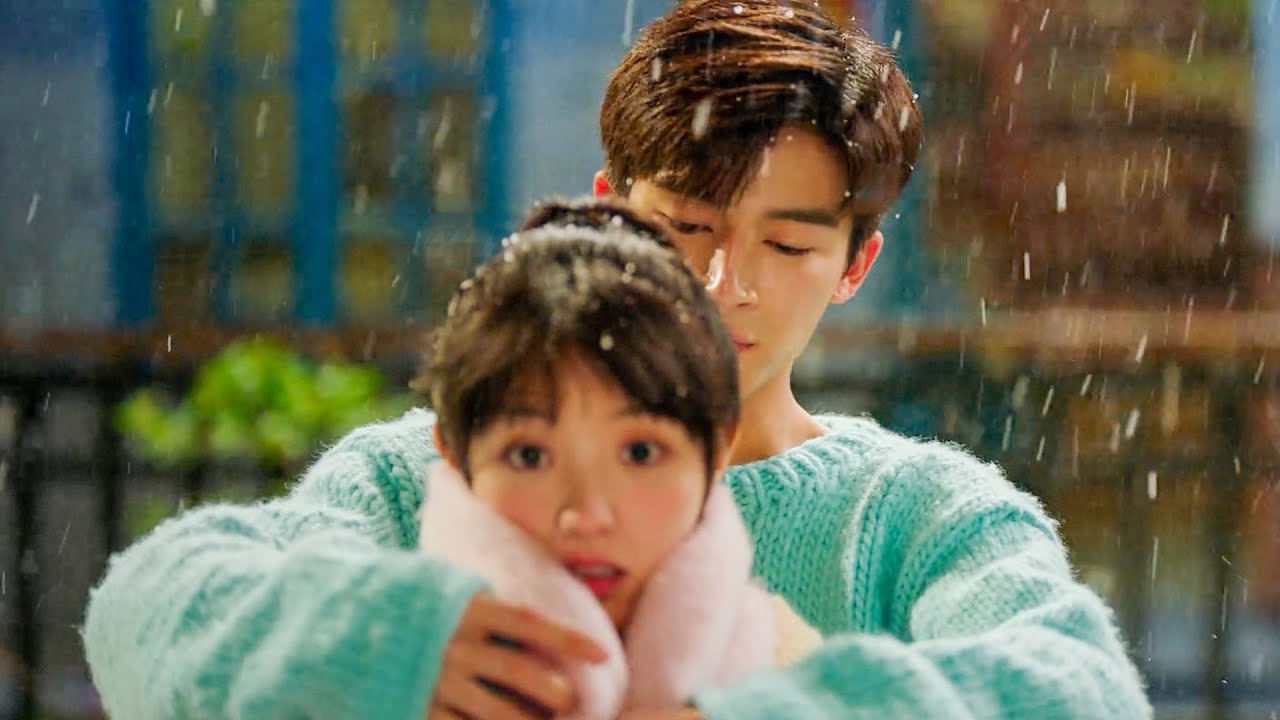 ซินเดอเรลล่าวิ่งออกไปดูหิมะแรก ซีอีโอพันเธอด้วยผ้าพันคอจากด้านหลัง—ใจเธอละลาย