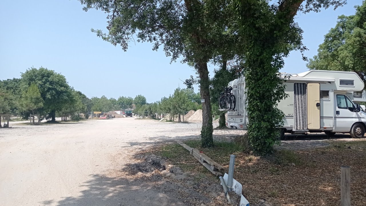 JE STATIONNE LE CAMPING CAR LA JOURNÉE SUR UN PARKING A MOLIETS-ET-MAA (LANDES)