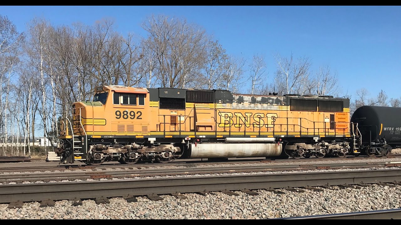 BNSF SD70MAC Long Idle