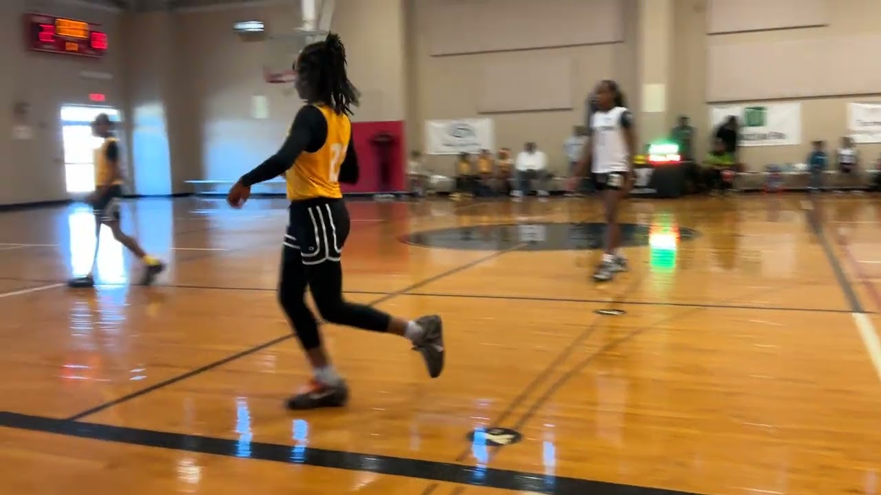 The first quarter of the yellow team vs the white team 