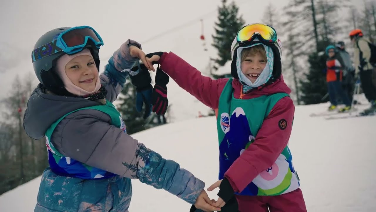 Alpejskie Wspomnienia: Zimowe Wyjazdy z SnowShow Family! 🏔️✨