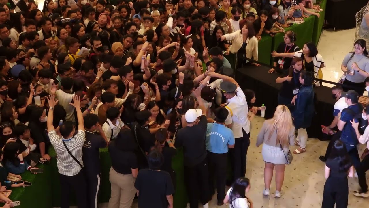 240324  - The LUCKY Fan Signing Event, SM North EDSA - Fan Boy Doll Arch