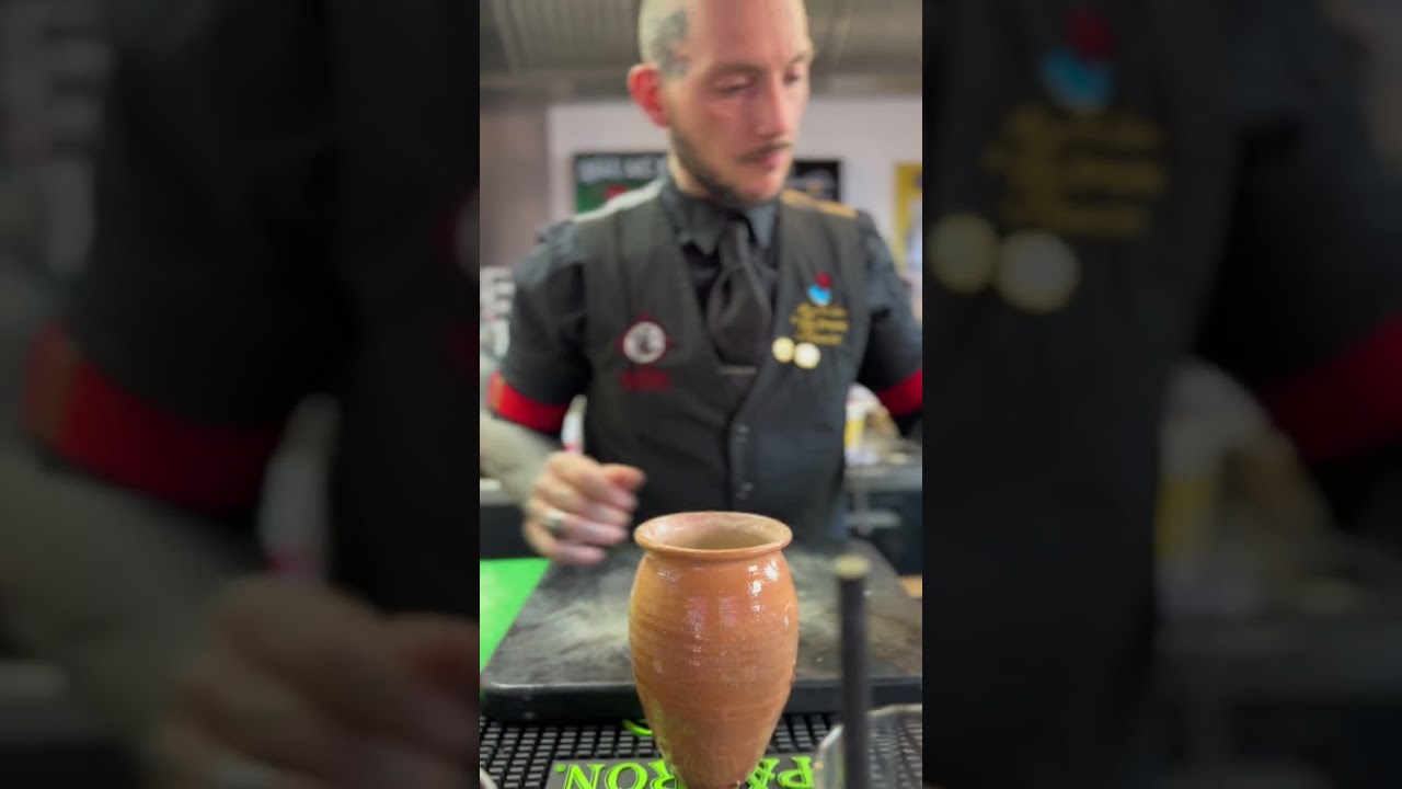 Jérémie Pasqualin, chef bartender des Coursives de l'Auberge du Zoo, nous prépare un mocktail DKL !