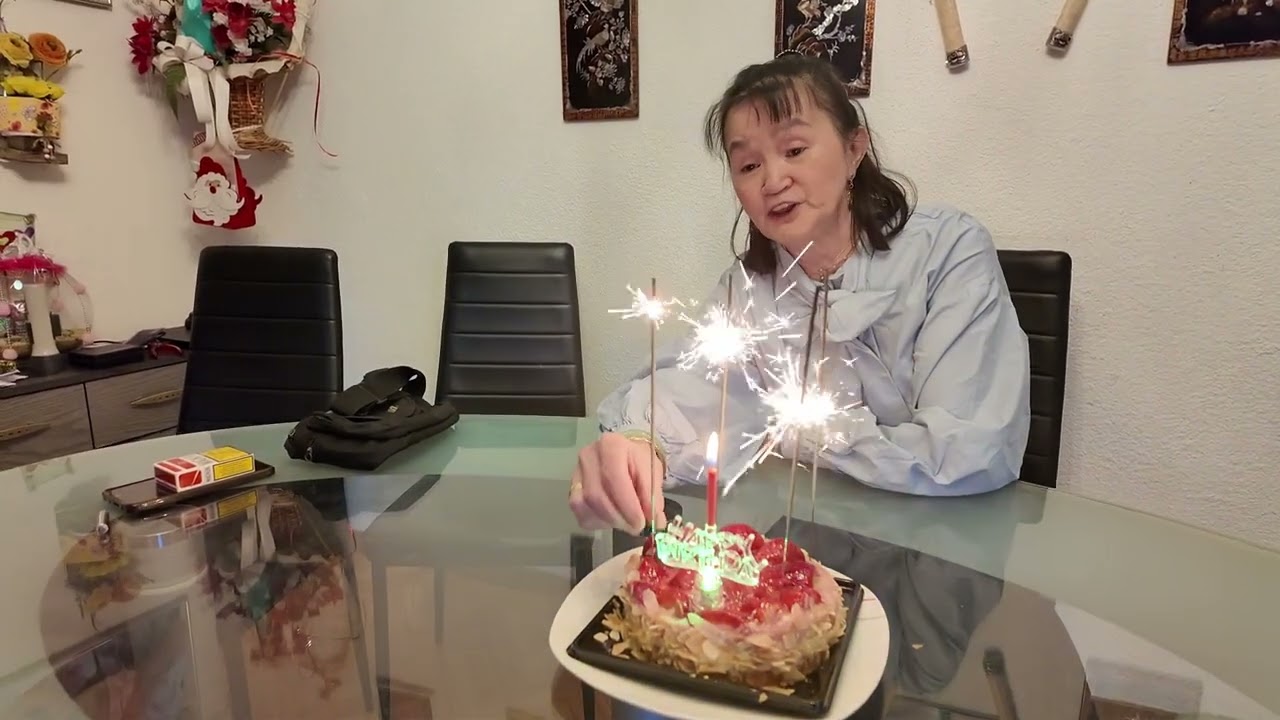 Chúng ta ăn mừng đêm giao thừa và ngày đầu năm mới.