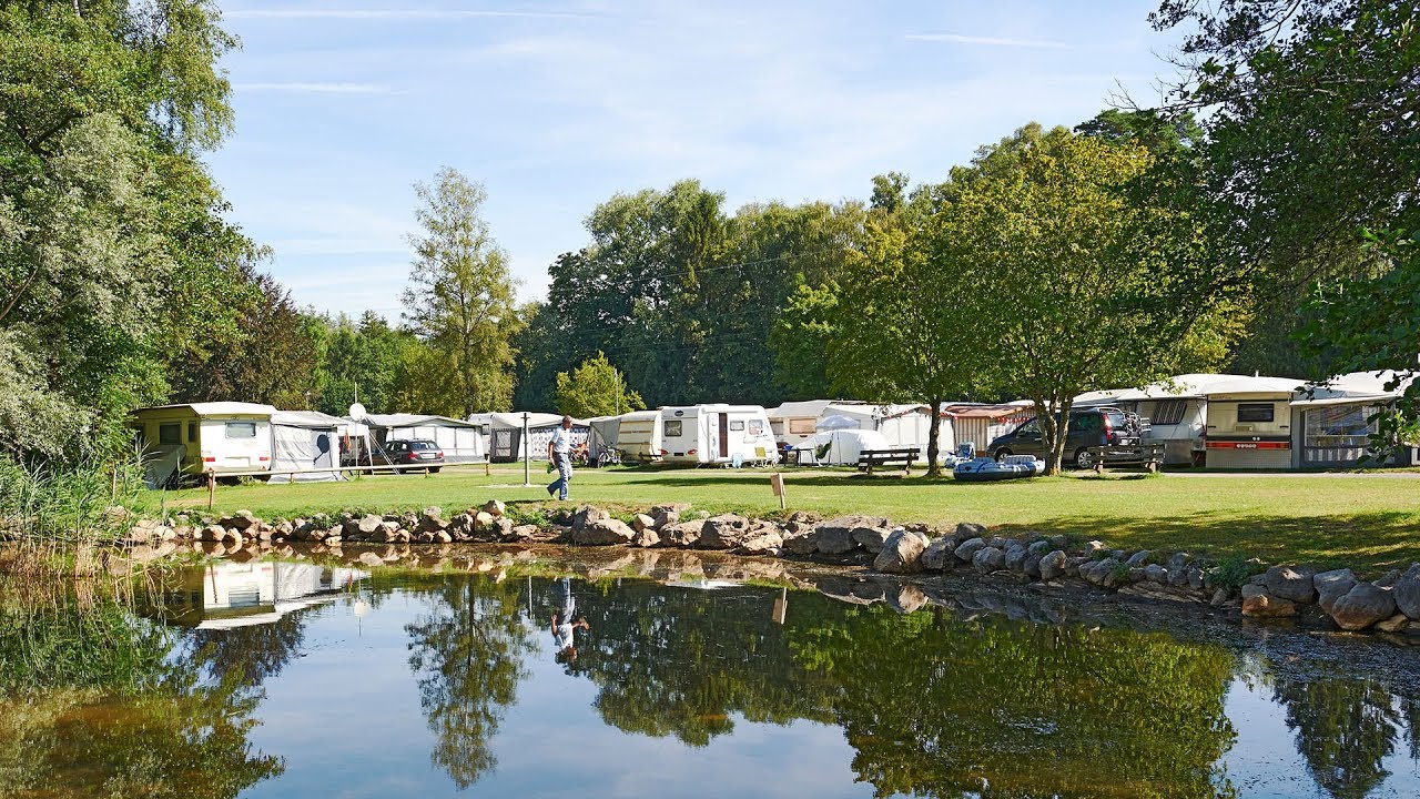 TCS Camping Gampelen au bord du lac de Neuchâtel