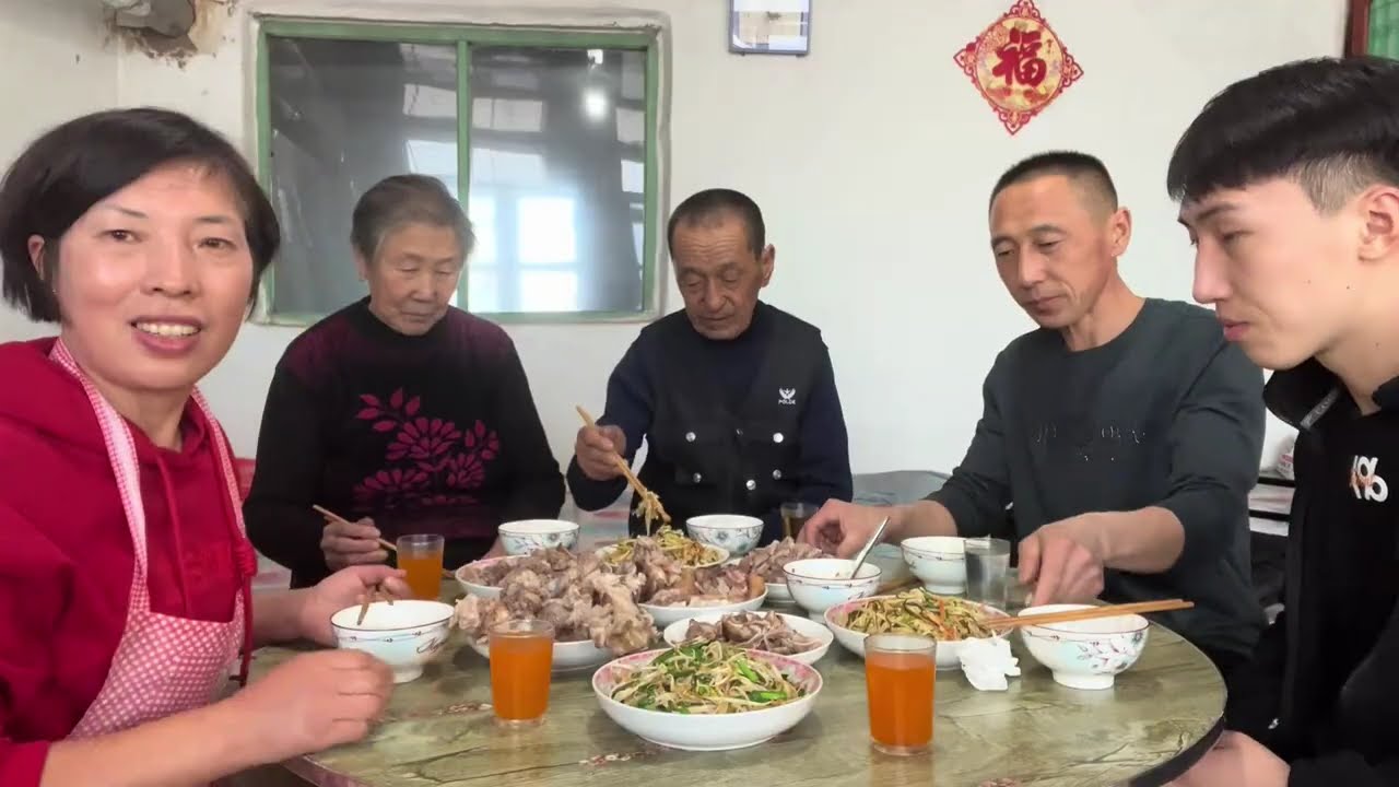 东北农村过年习俗烀肉，猪头猪爪肘子肉烀一锅，吃肉啃骨头真豪横 #年味 #过年习俗 #东北美食 #我的年味故事 #记录真实生活