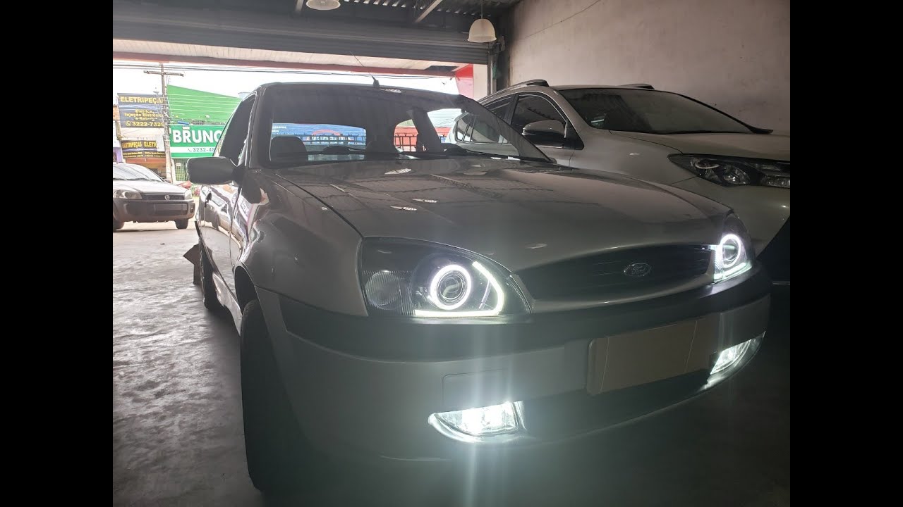 Ford Fiesta Street customizado com farol angel eyes e rodas aro 16