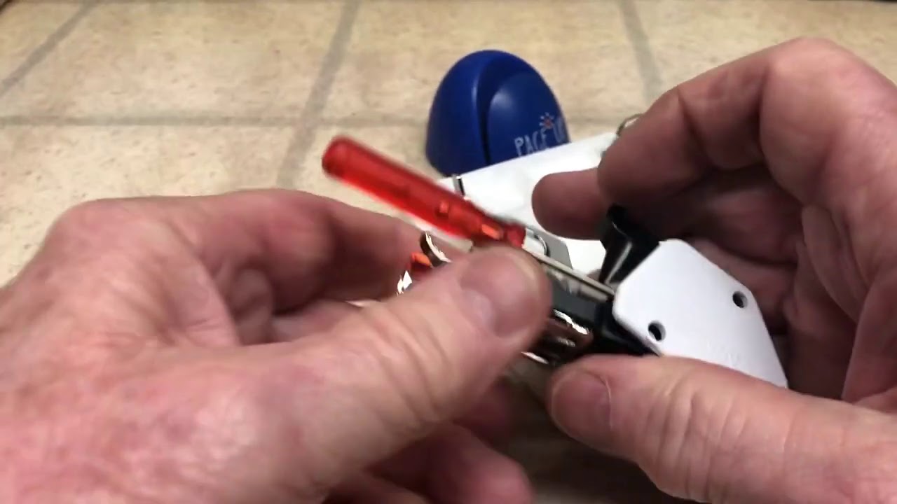 Walking Foot oiling maintenance squeaking how to fix open & clean change soles Bernina Jeff
