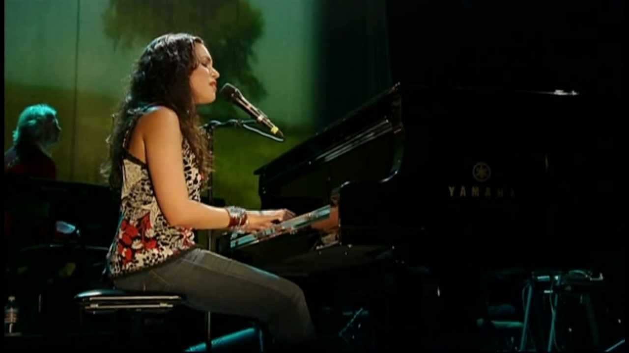 Norah Jones - She (Live)