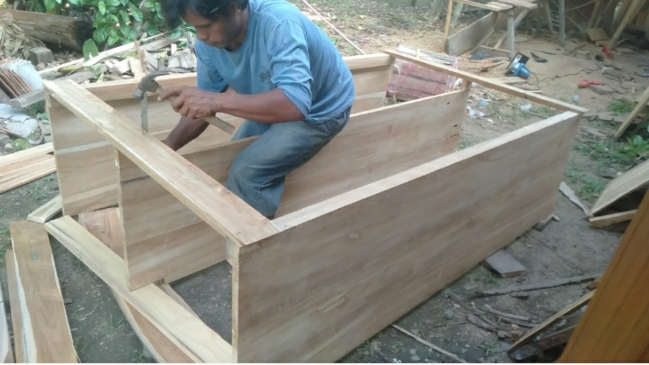 Proses perakitan lemari yang hemat ruang
