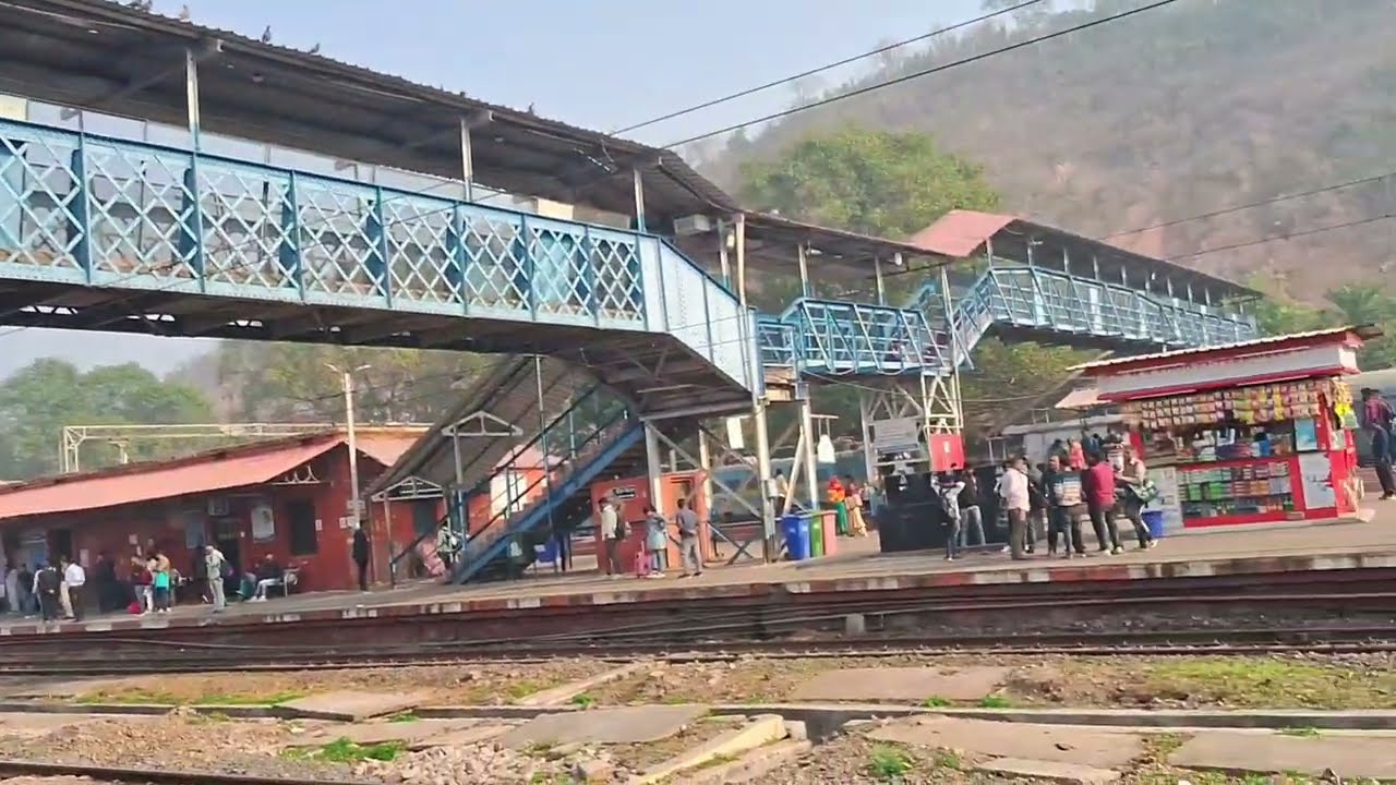 Jhajha Station जिसे पहाड़ काट के बनाया गया है।